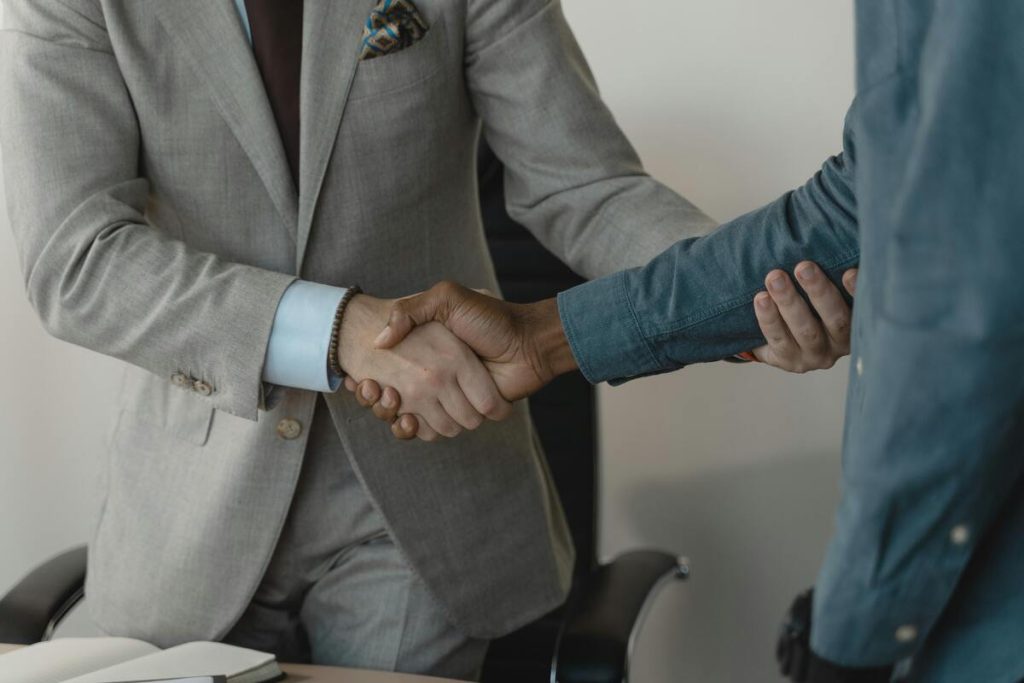 Personas saludándose.